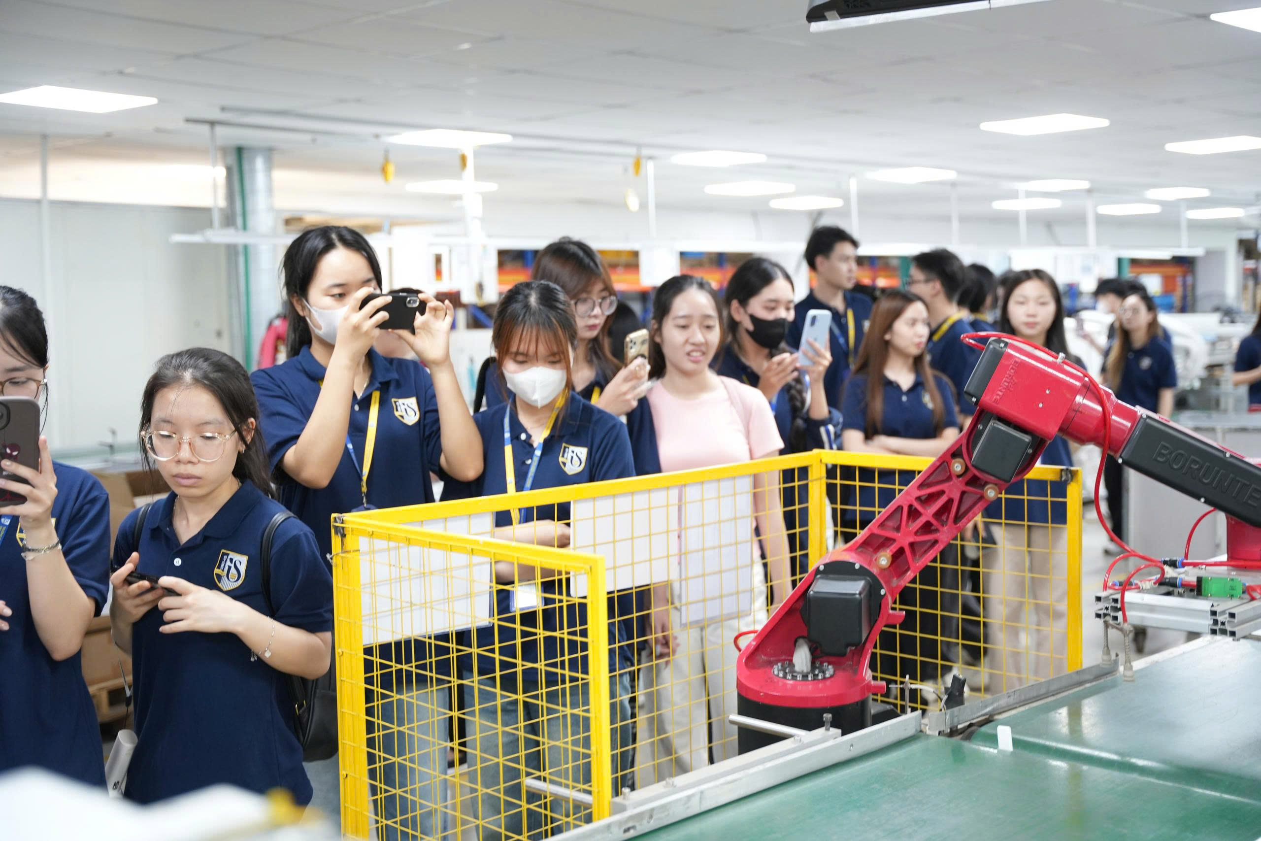 Chào đón sinh viên trường Quốc Tế - ĐHQG đến tham quan Rạng Đông