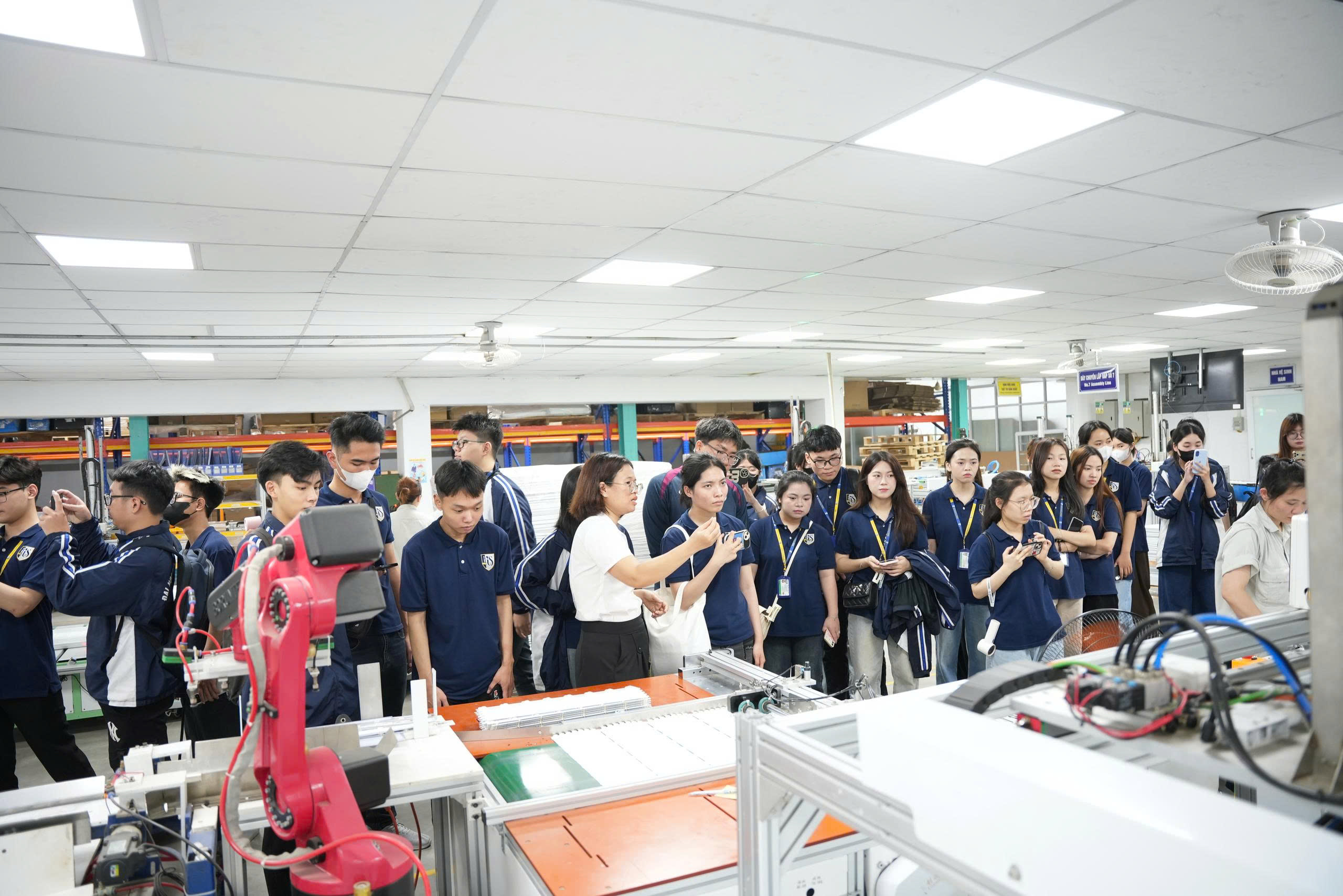 Chào đón sinh viên trường Quốc Tế - ĐHQG đến tham quan Rạng Đông