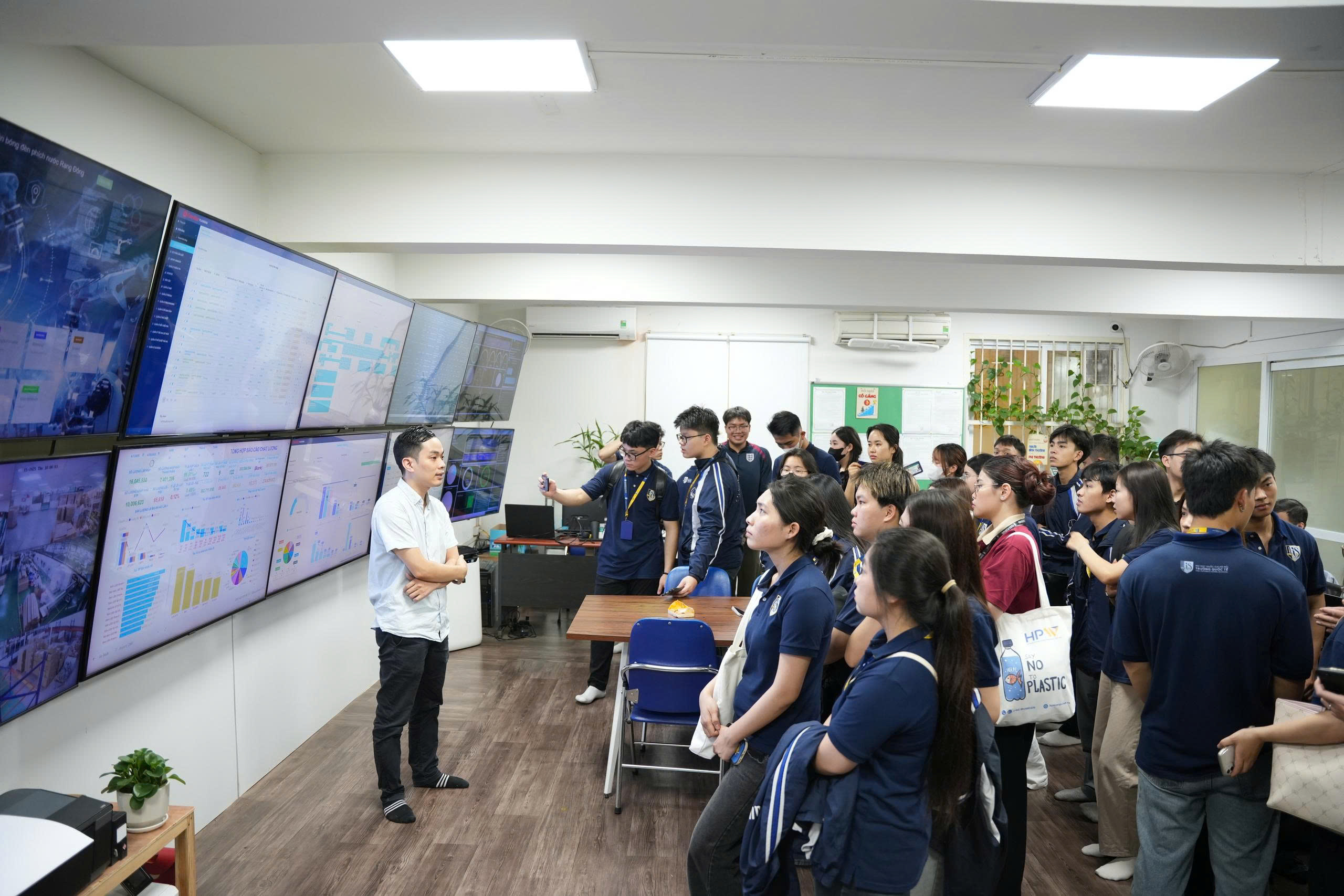 Chào đón sinh viên trường Quốc Tế - ĐHQG đến tham quan Rạng Đông