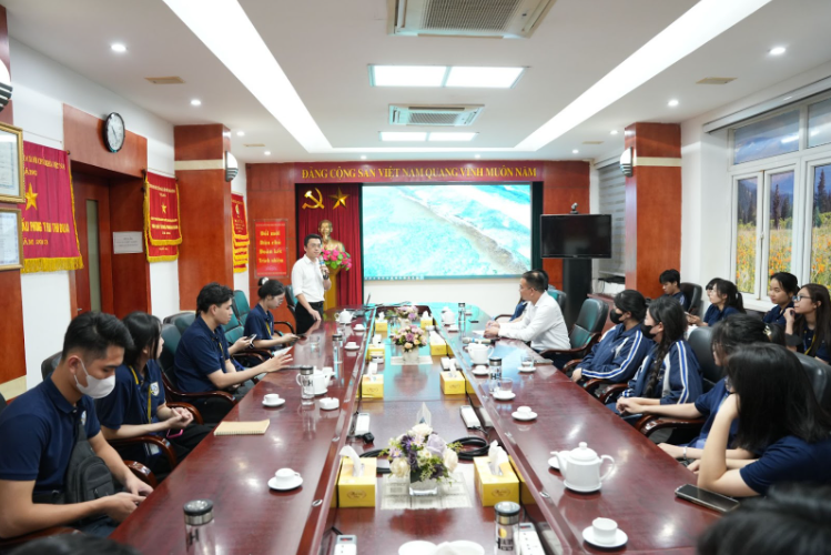 Chào đón sinh viên trường Quốc Tế - ĐHQG đến tham quan Rạng Đông Chào đón sinh viên trường Quốc Tế - ĐHQG đến tham quan Rạng Đông