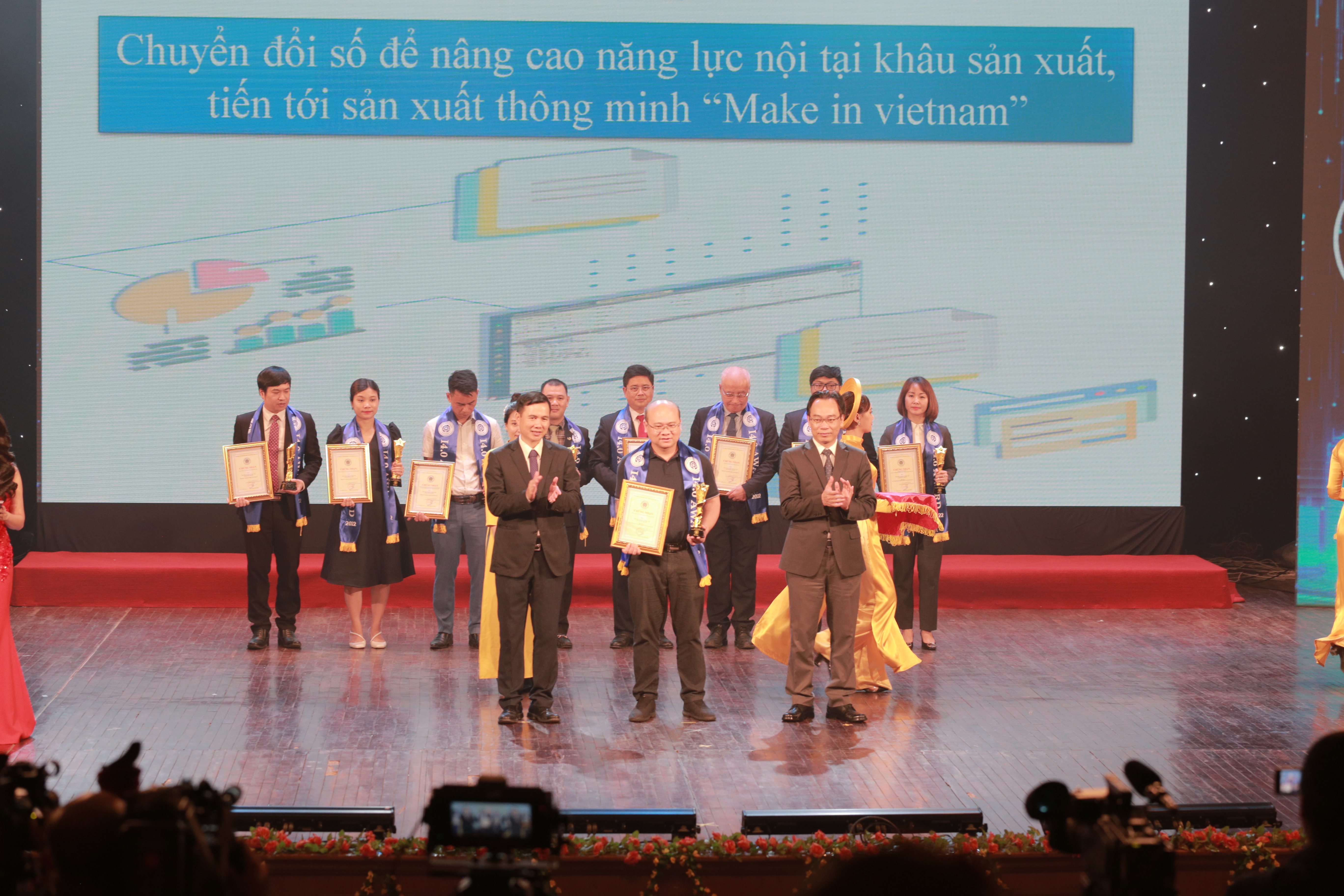 Đại diện Rạng Đông nhận giải thưởng trong chương trình