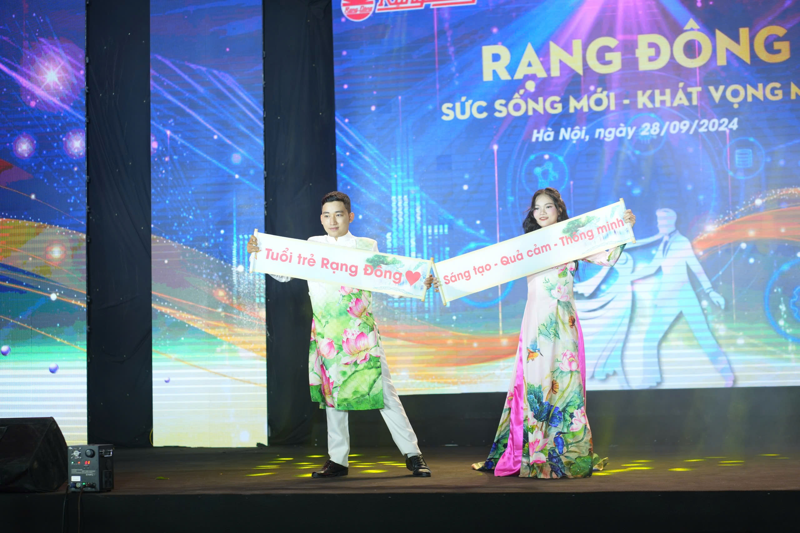 Cặp đôi số 02 đại diện cho Chi nhánh TP. Hồ Chí Minh đem đến thông điệp "Tuổi trẻ Rạng Đông: Sáng tạo - Quả cảm - Thông minh"