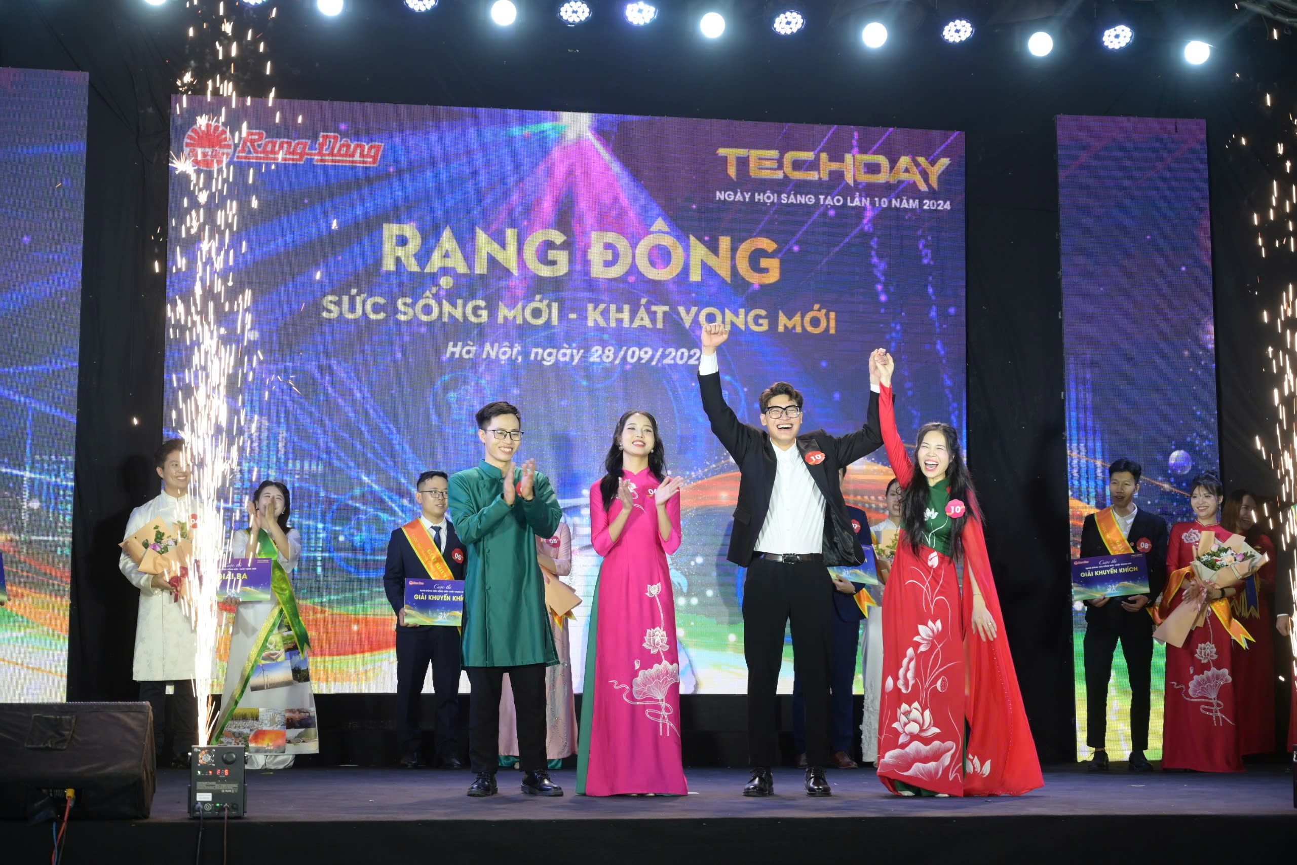Cặp đôi số 10 vỡ oà cảm xúc khi Ban Tổ chức công bố giải Nhất Cuộc thi