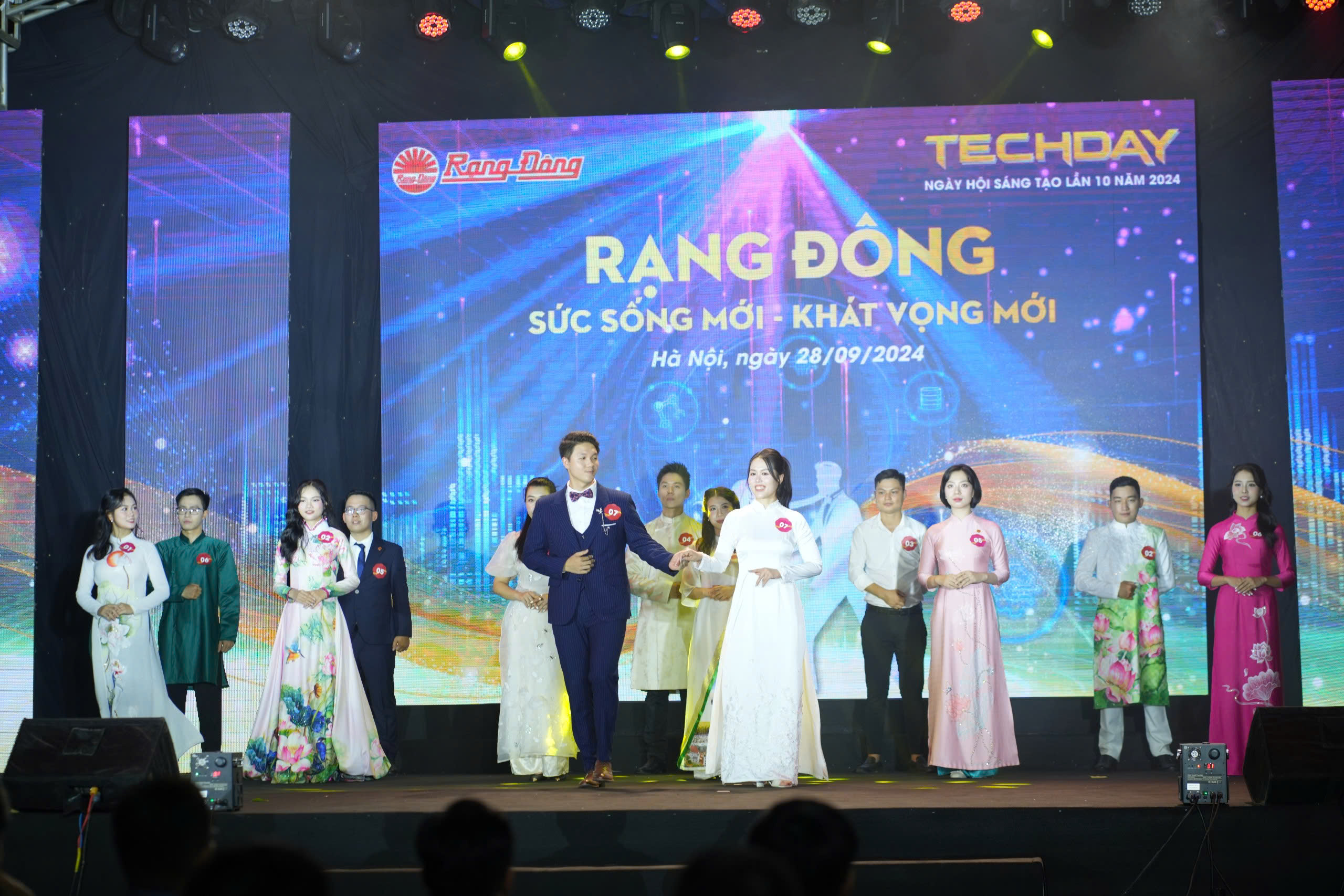 Phần thi trình diễn trang phục của 11 cặp thí sinh