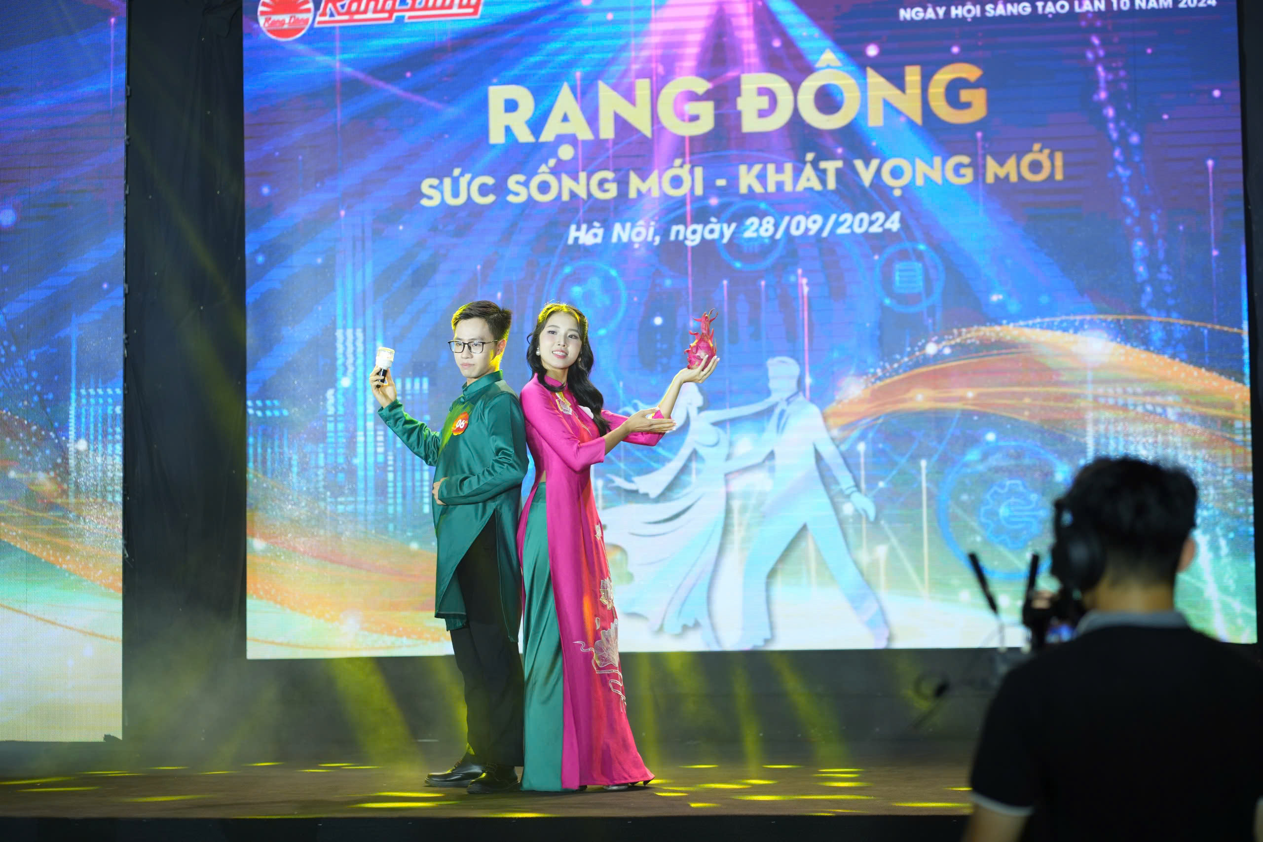 Cặp đôi SBD 06 trình diễn trang phục mang đậm biểu tượng văn hóa dân tộc với đèn LED trồng cây thanh long - một ứng dụng công nghệ hiện đại trong nông nghiệp