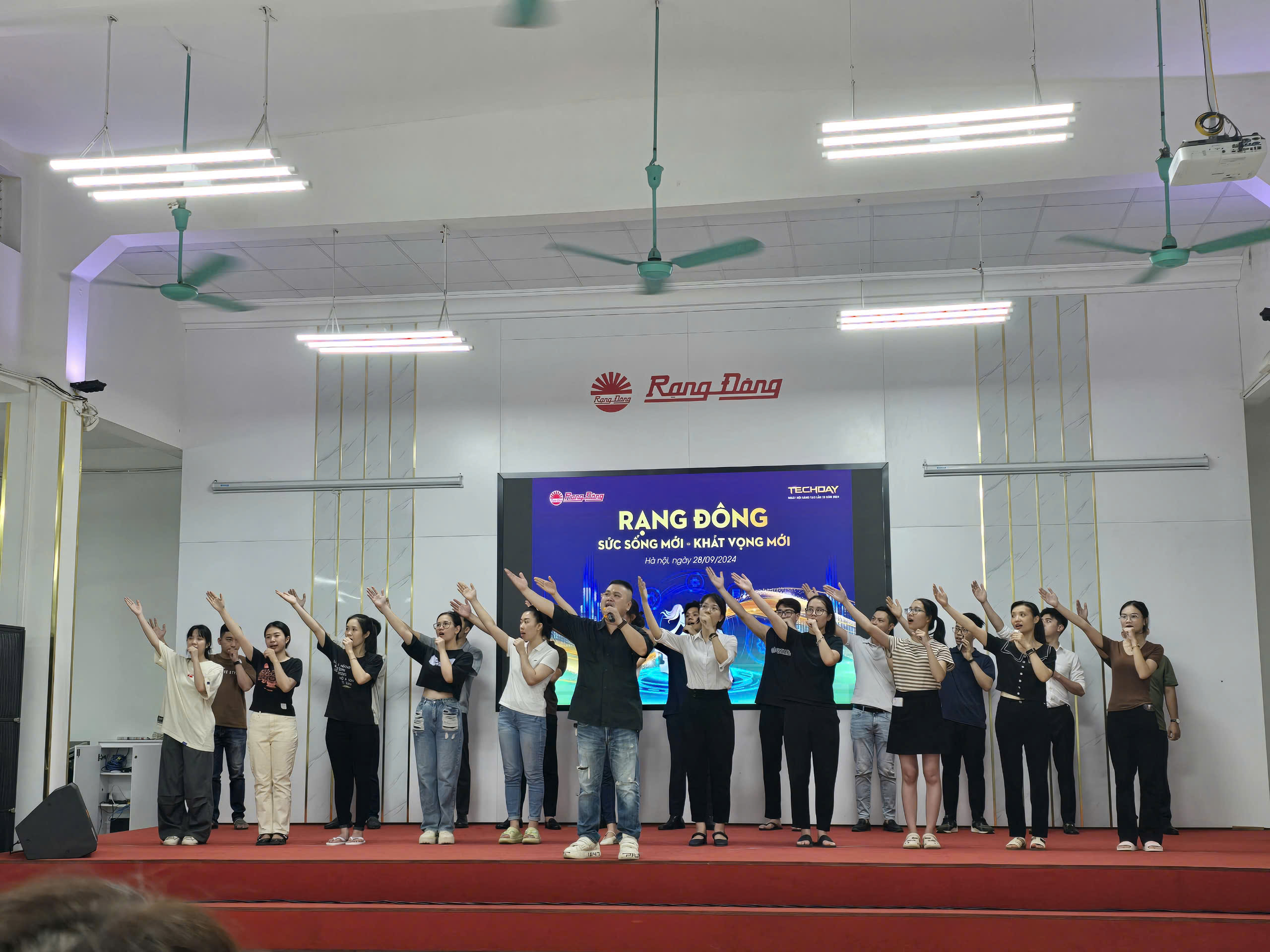 11 cặp thí sinh cùng tập luyện tiết mục ca nhạc mở màn