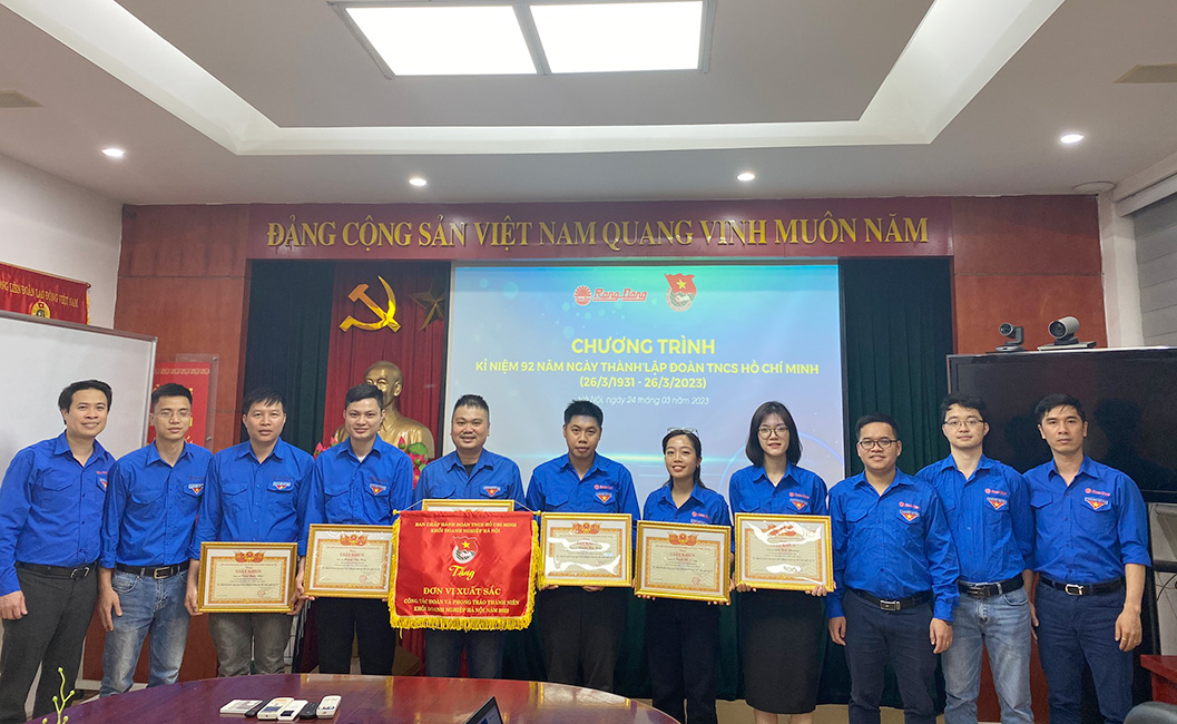 BCH Đoàn TNCS Rạng Đông trao tặng bằng khen các cá nhân đạt thành tích xuất sắc trong công tác Đoàn và phong trào Thanh thiếu nhi 2022.