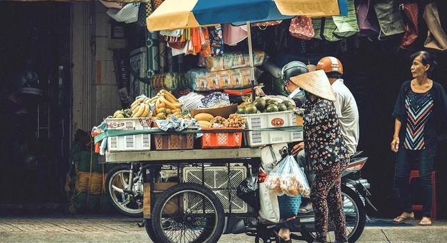 gánh hàng rong dùng đèn ác quy kinh doanh buổi đêm