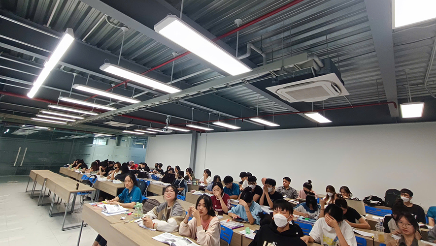 Trường Đại học Công nghệ Đông Á lắp đèn chiếu sáng lớp học Rạng Đông.