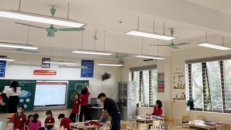 Trường Tiểu học Uy Nỗ lắp đèn chiếu sáng lớp học Rạng Đông