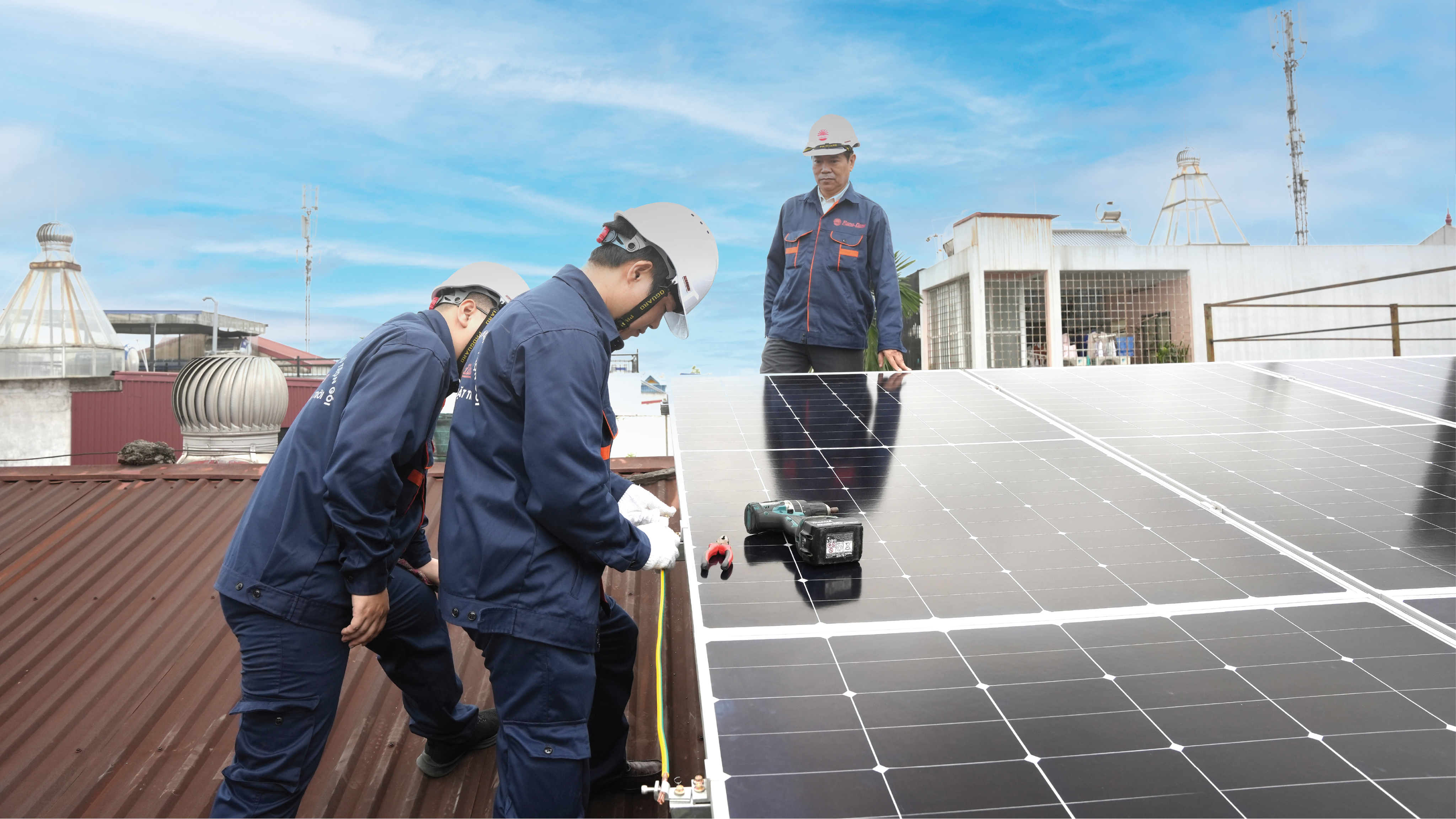 Kỹ thuật viên Rạng Đông thi công tấm pin mặt trời