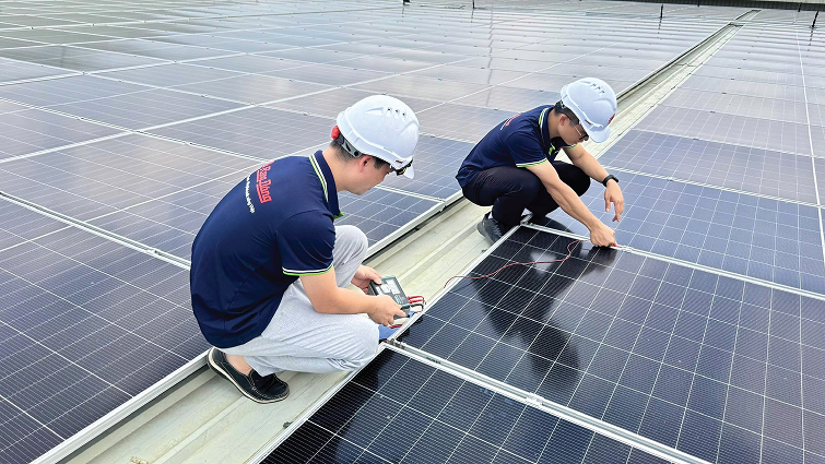 Kỹ thuật viên thi công hệ thống điện mặt trời trên mái