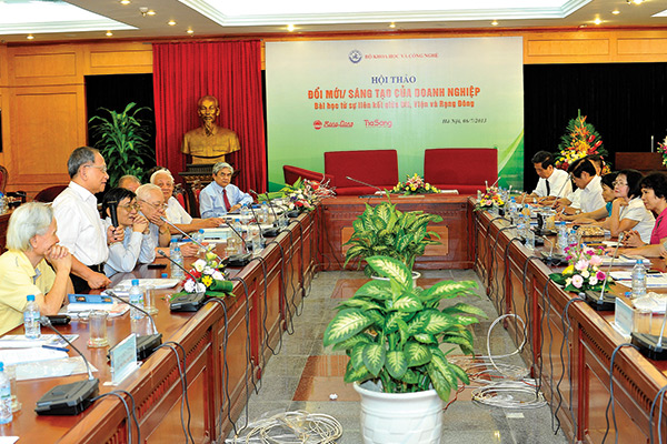 Đưa Tri thức thành động lực phát triển bền vững - Rạng Đông sáng tạo đổi mới để nâng cao năng lực cạnh tranh Đưa Tri thức thành động lực phát triển bền vững - Rạng Đông sáng tạo đổi mới để nâng cao năng lực cạnh tranh