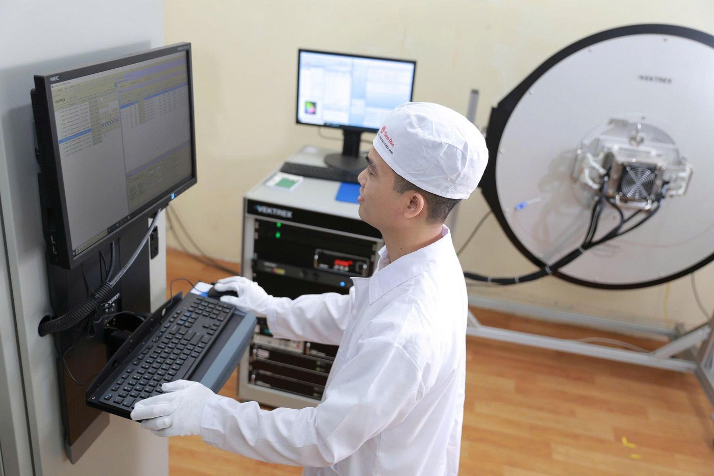 Kỹ sư Rạng Đông đo kiểm sản phẩm trong phòng thí nghiệm
