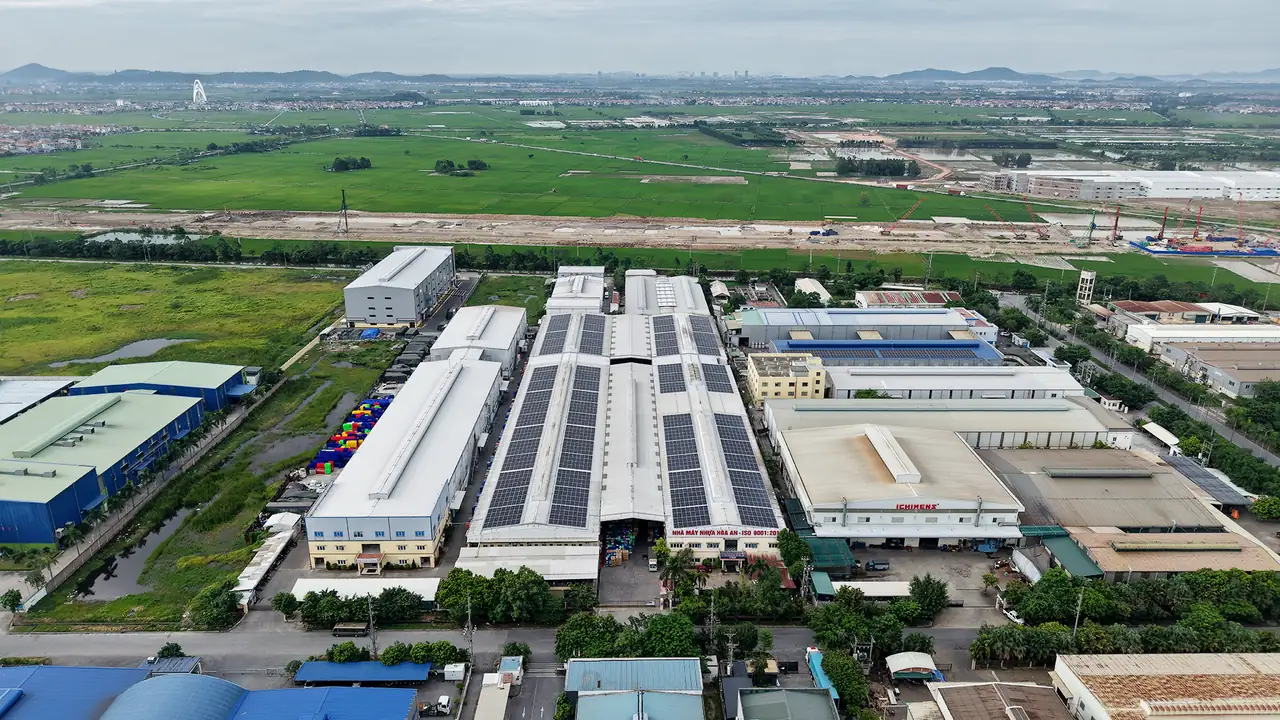 Toàn cảnh hệ thống điện mặt trời 1,352 MWp trên mái Nhà máy nhựa Hòa An, Bắc Ninh (ảnh chụp từ trên cao)