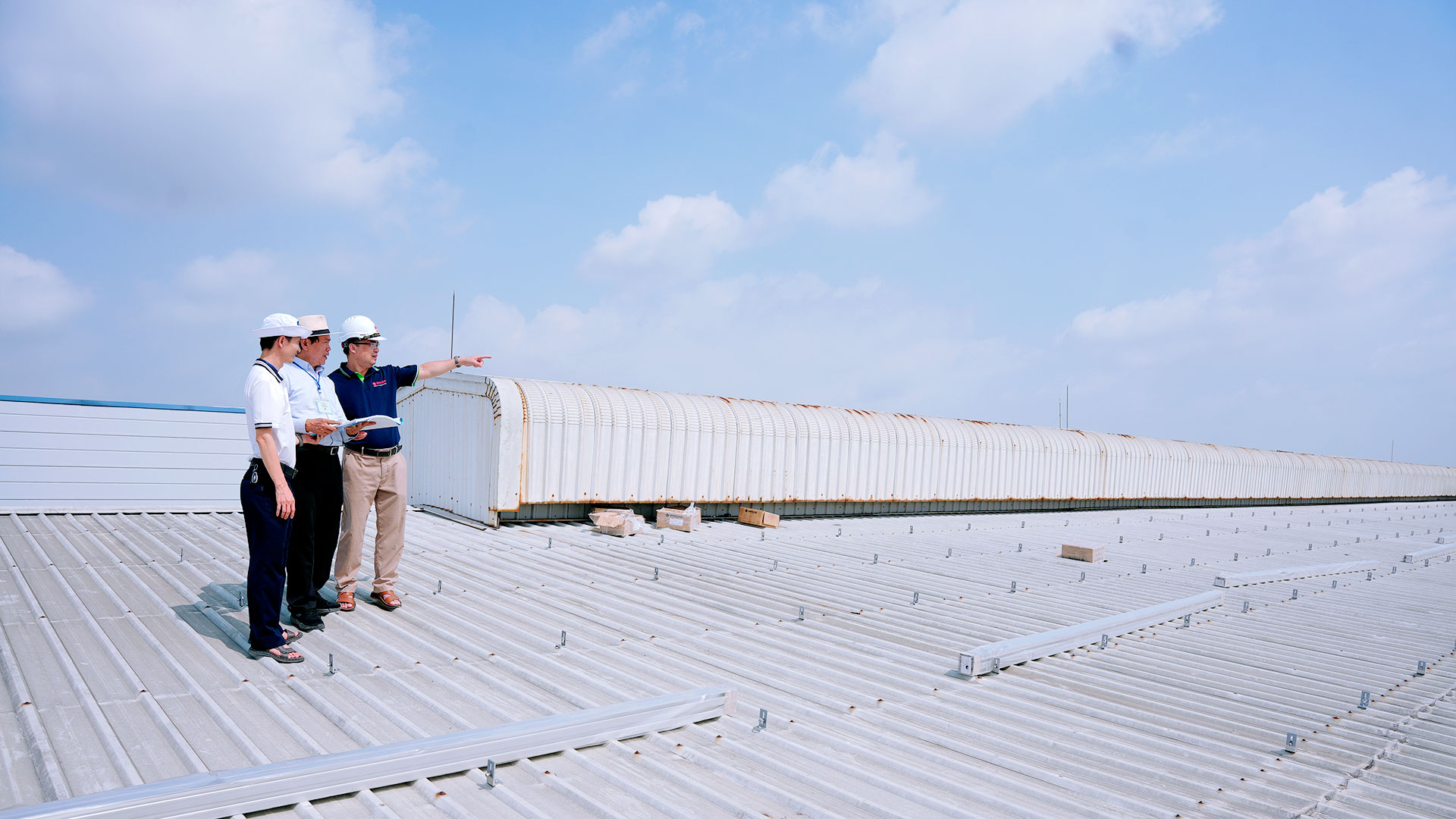 Đội ngũ chuyên gia và kỹ sư Rạng Đông khảo sát hiện trạng mái, kết cấu công trình, hệ thống điện và biểu đồ phụ tải của nhà máy Hòa An.