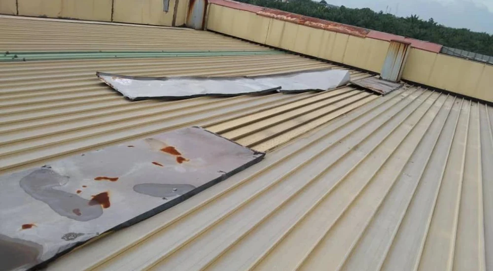 Mái tôn có tấm tôn bị bung khỏi vị trí và biến dạng