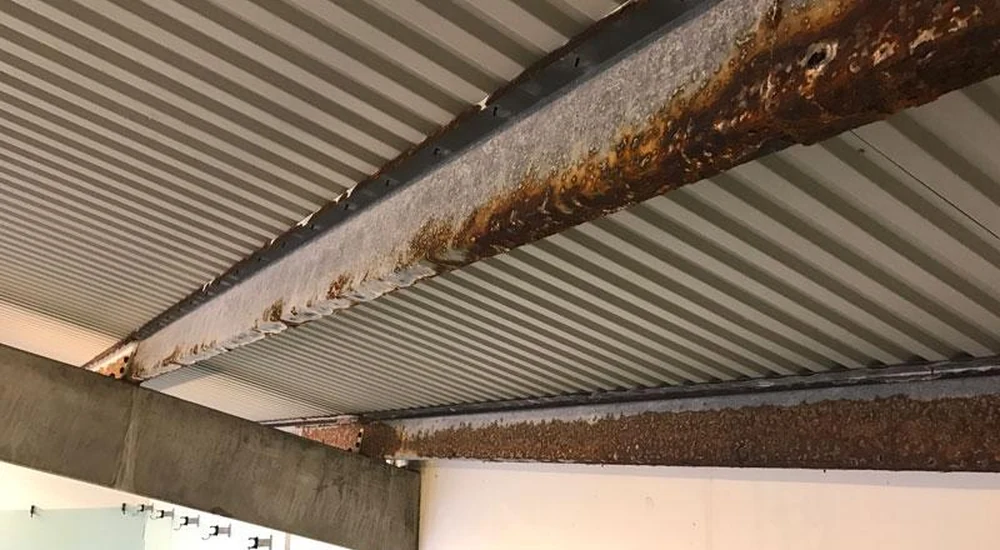 Xà gồ thép bị rỉ sét dưới mái tôn