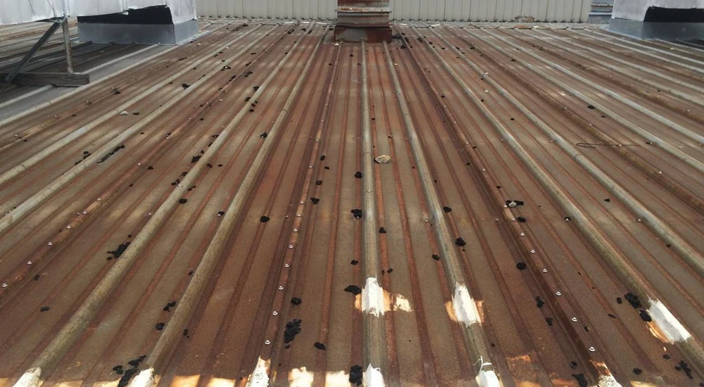Mái tôn nhà xưởng rỉ sét, có vết ố và các điểm hư hỏng dễ gây thấm dột