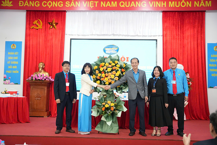 Công đoàn Công thương Việt Nam tặng hoa chúc mừng Đại hội