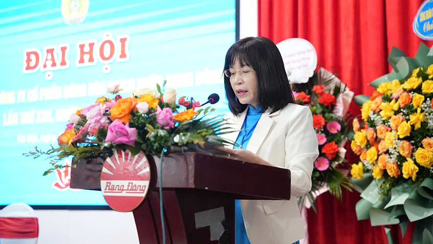 Đồng chí Vũ Thị Hồng Nhung – Chủ tịch Công đoàn công ty phát biểu khai mạc đại hội