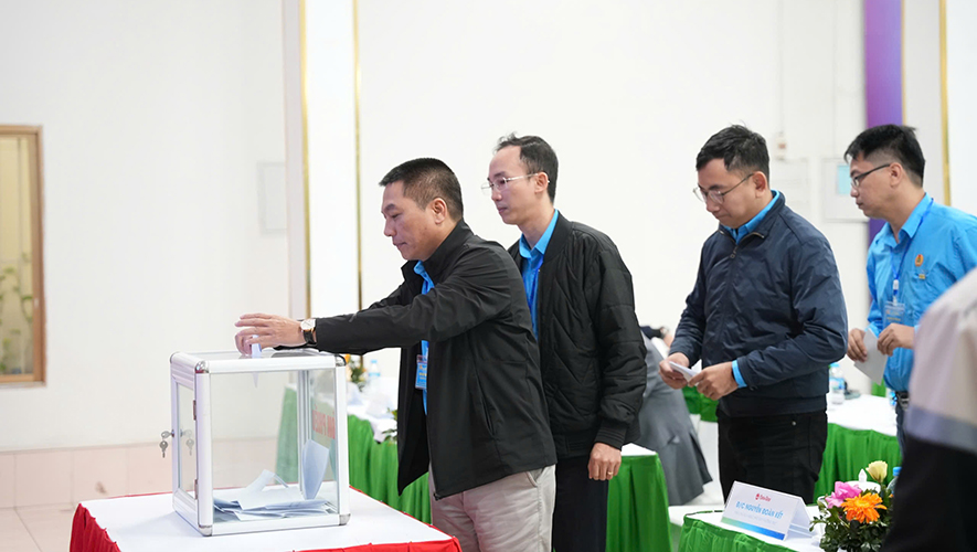 Các đại biểu bầu Ban chấp hành Công đoàn nhiệm kỳ 2025-2030