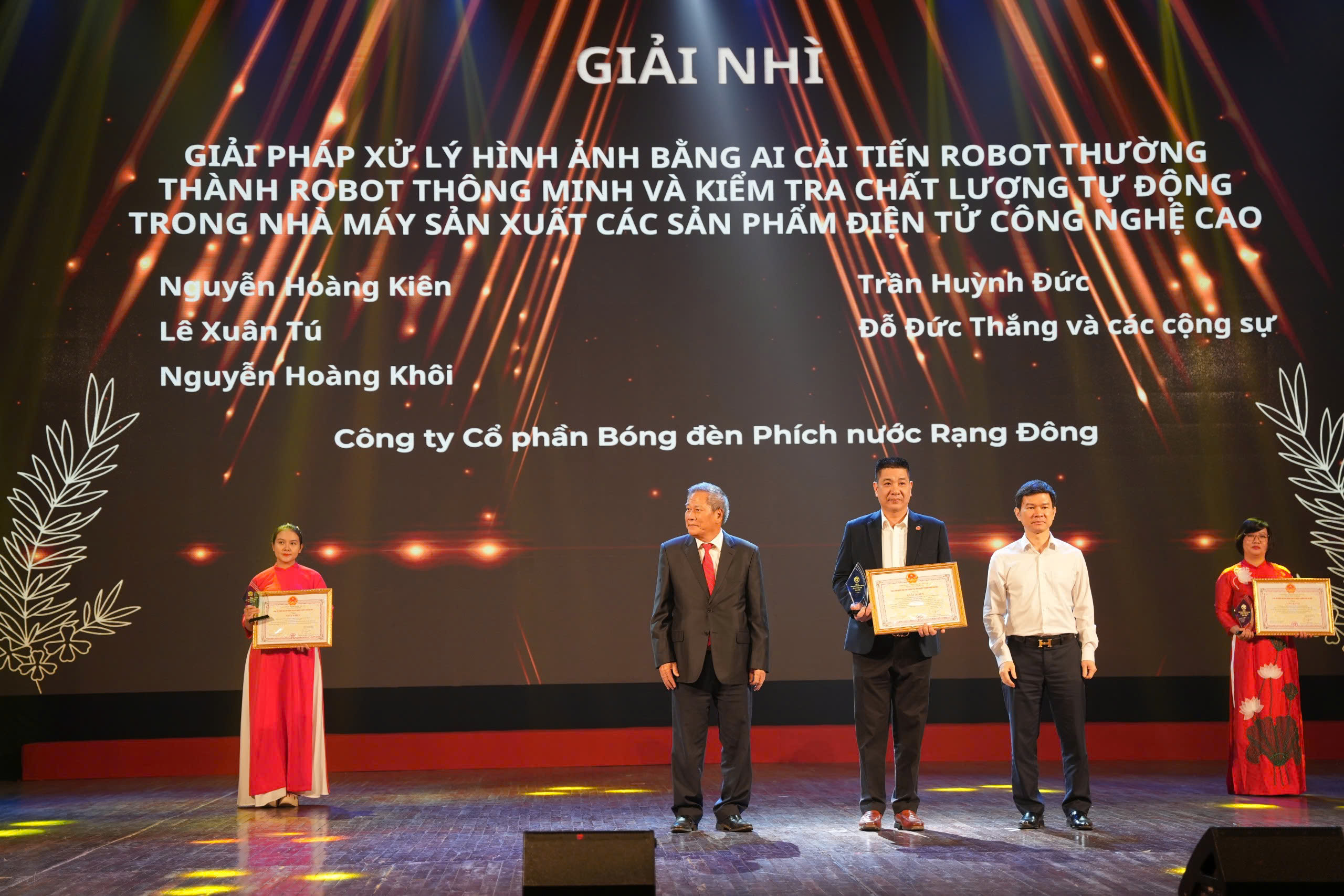 Giải Nhì: Đề tài “Giải pháp xử lý hình ảnh bằng AI nâng cấp robot thường thành robot thông minh, phục vụ kiểm tra chất lượng tự động trong nhà máy sản xuất thiết bị điện tử công nghệ cao”. Giải Nhì: Đề tài “Giải pháp xử lý hình ảnh bằng AI nâng cấp robot thường thành robot thông minh, phục vụ kiểm tra chất lượng tự động trong nhà máy sản xuất thiết bị điện tử công nghệ cao”.