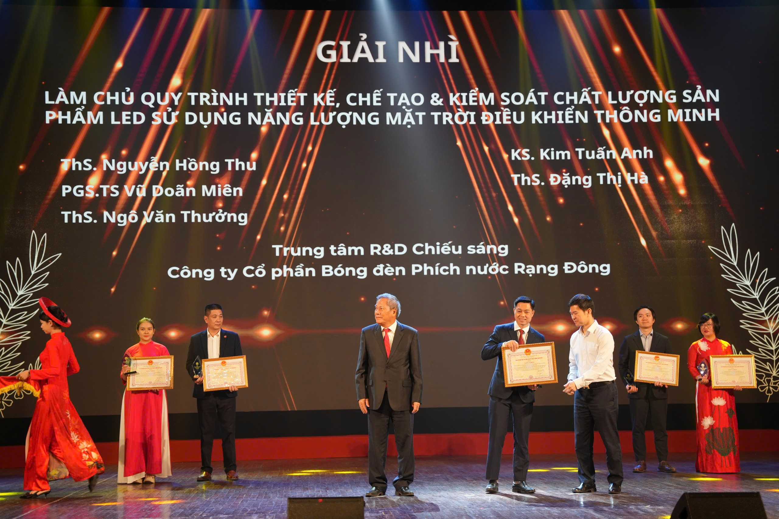 Giải nhì: Đề tài “Làm chủ quy trình thiết kế, chế tạo và kiểm soát chất lượng đèn LED năng lượng mặt trời điều khiển thông minh”. Giải nhì: Đề tài “Làm chủ quy trình thiết kế, chế tạo và kiểm soát chất lượng đèn LED năng lượng mặt trời điều khiển thông minh”.