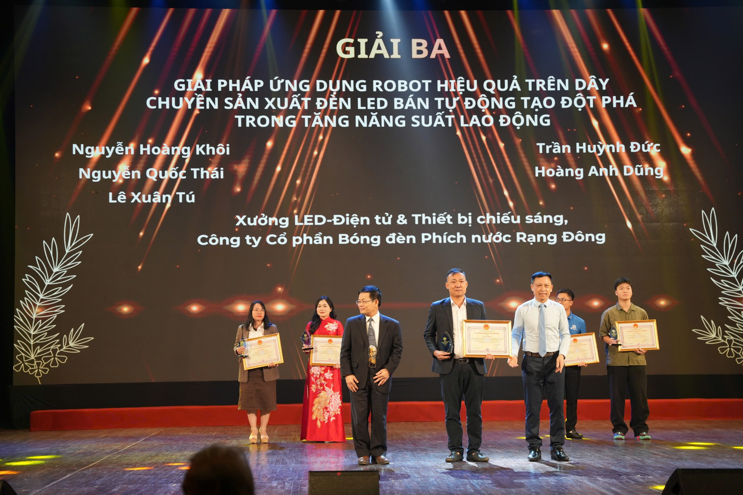 Giải Ba: Đề tài “Giải pháp ứng dụng robot hiệu quả trên dây chuyền sản xuất đèn LED bán tự động, tạo đột phá trong tăng năng suất lao động”. Giải Ba: Đề tài “Giải pháp ứng dụng robot hiệu quả trên dây chuyền sản xuất đèn LED bán tự động, tạo đột phá trong tăng năng suất lao động”.