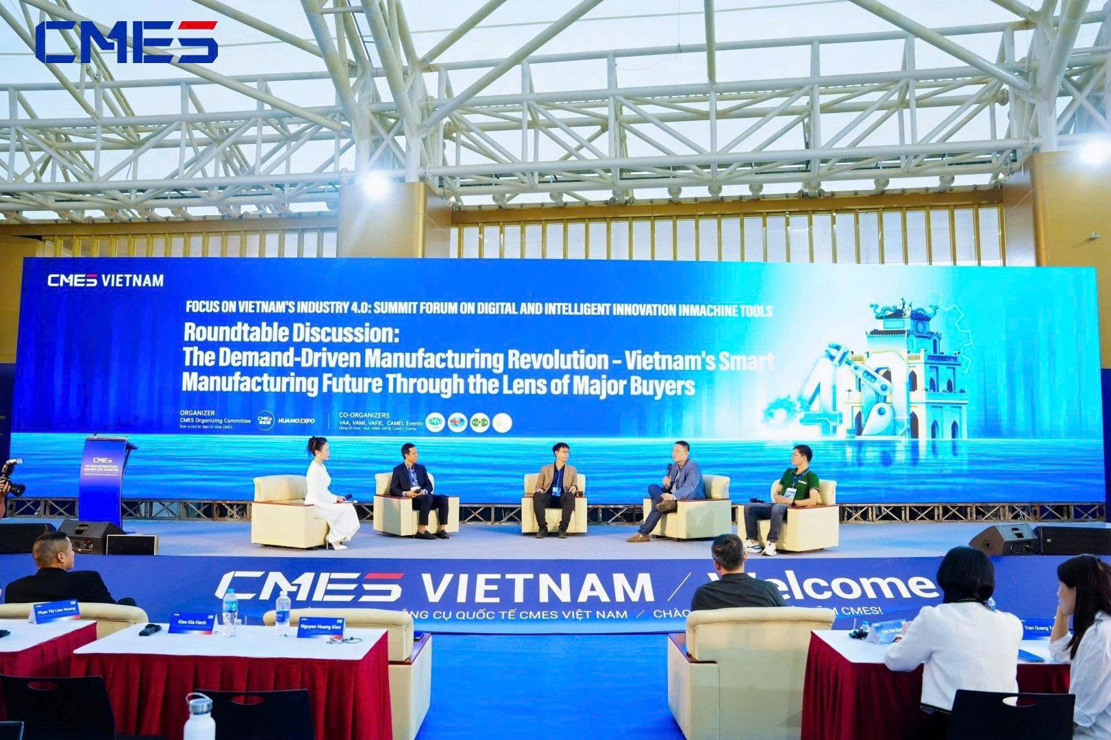 Ông Nguyễn Hoàng Kiên cũng tham gia phiên Tọa đàm chuyên đề cùng các chuyên gia và đại diện doanh nghiệp lớn