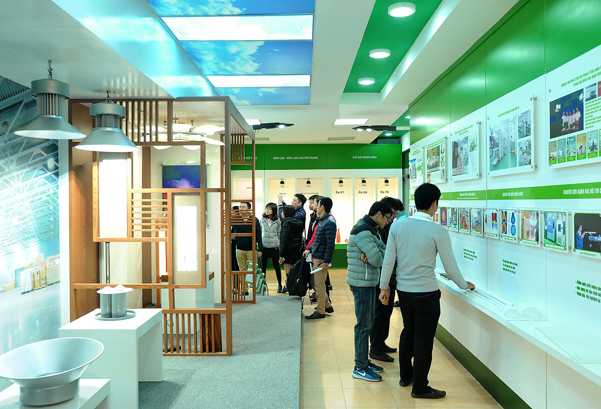 Các doanh nghiệp thăm quan showroom trưng bày sản phẩm chiếu sáng Rạng Đông
