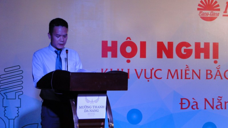Ông Nguyễn Thanh Hùng - Phó phòng thị trường lên báo cáo KQSXKD