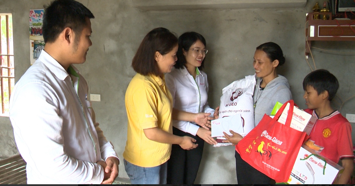 rạng đông trao tặng 1000 suất quà cho đồng bào vùng lũ tỉnh Nghệ An