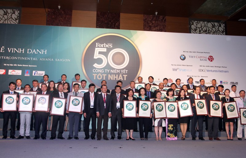 Đại diện 50 công ty niêm yết tốt nhất Việt Nam lên nhận bằng khen do Forbes trao tặng
