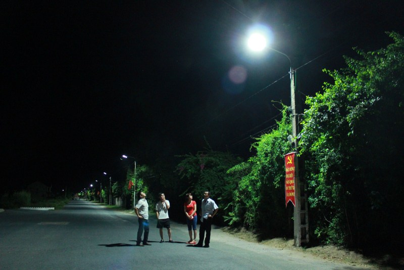 Trục đường chính vào xã Nghi Xuân được Rạng Đông lắp đặt hệ thống chiếu sáng
