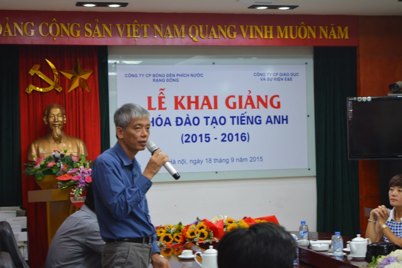  Ông Lê Quốc Khánh - Phó TGĐ Công ty Rạng Đông phát biểu khai giảng khóa học Tiếng Anh 2015-2016