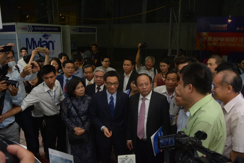 Phó thủ tướng Vũ Đức Đam, Bộ trưởng Bộ Khoa học công nghệ Nguyễn Quân tới thăm gian hàng của Rạng Đông