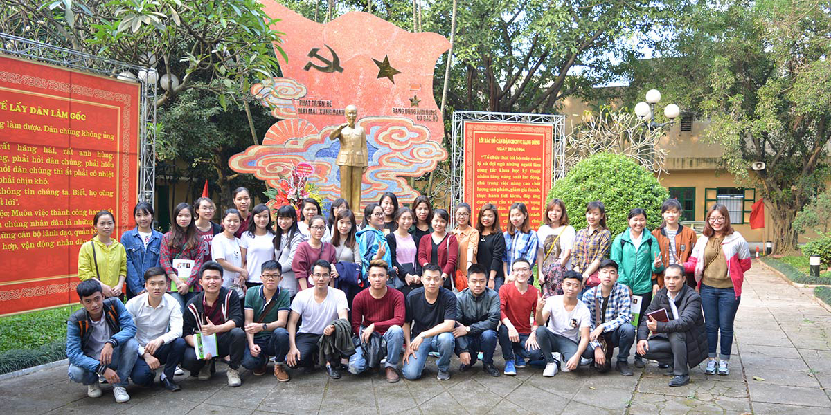 Sinh viên đại học điện lực thăm quan Rạng Đông