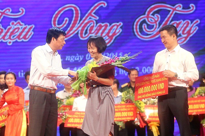 bà Nguyễn Hồng Yến - Chủ tịch công đoàn công ty Rạng Đông lên trao quà ủng hộ