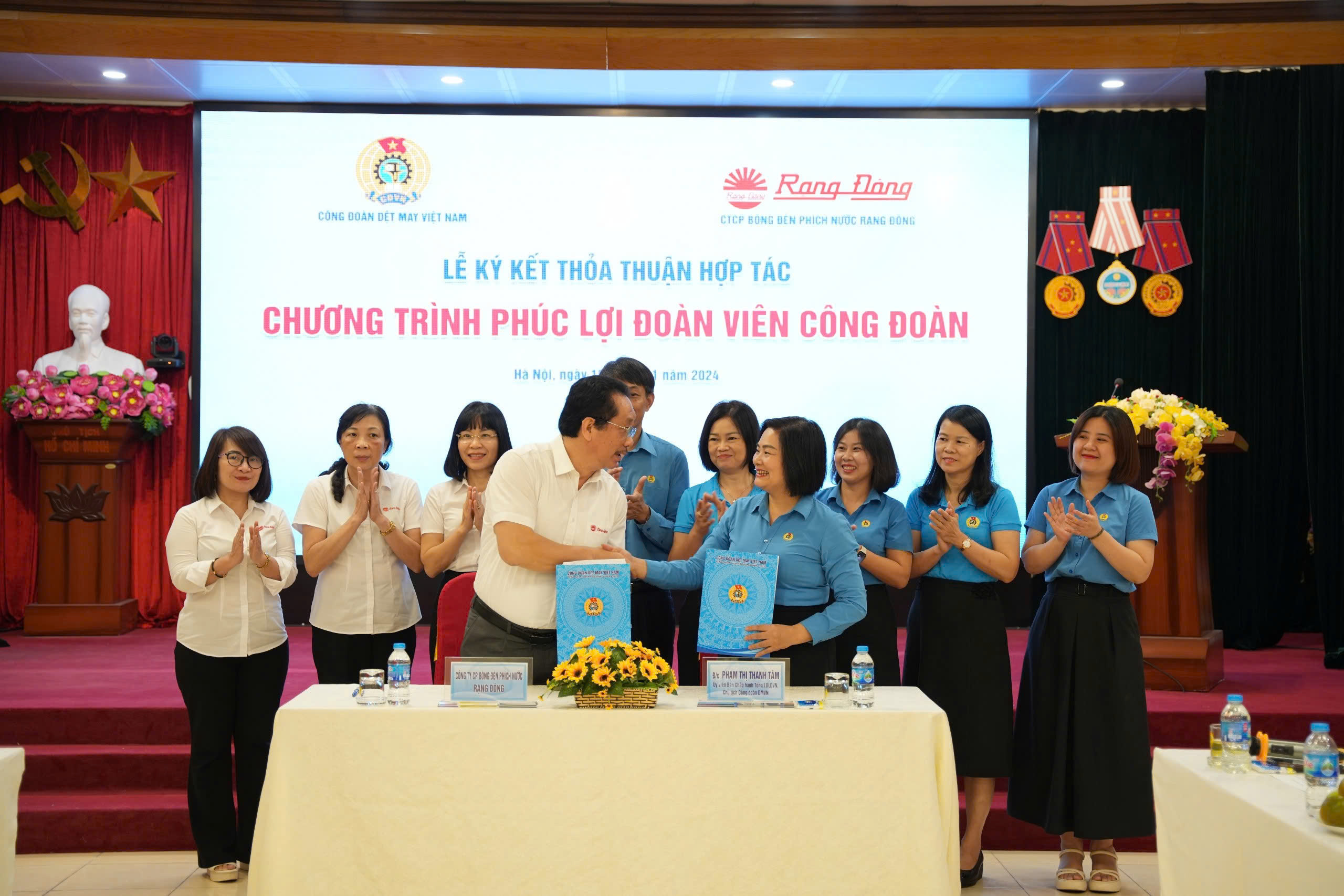 Công đoàn Dệt May Việt Nam & Công ty CP Bóng đèn Phích nước Rạng Đông ký thỏa thuận hợp tác về phúc lợi Đoàn Viên Công Đoàn