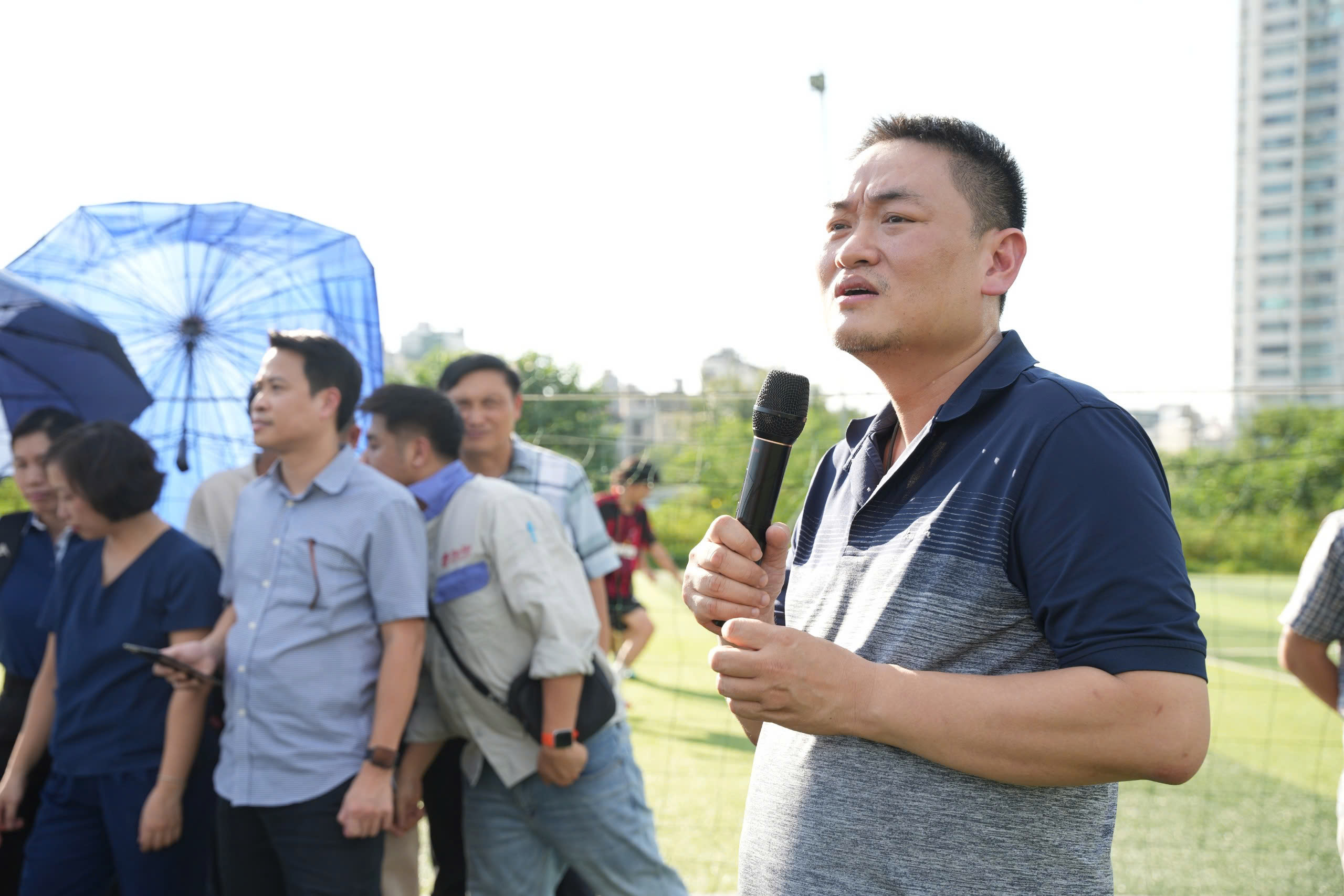 Ông Nguyễn Hoàng Kiên - Phó TGĐ Công ty Rạng Đông động viên tinh thần thi đấu của các đội