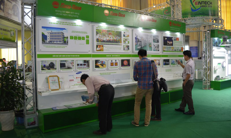 Khu trưng bày sản phẩm Rạng Đông tại Entech Hà Nội 2016 thu hút sự quan tâm của rất nhiều quan khách